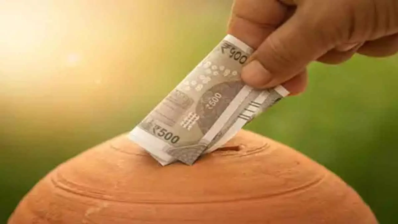 కేంద ప్రభుత్వం మహిళల కోసం అనేక పథకాలు అమలు చేస్తోంది. మహిళల ఆర్ధికాభివృద్ది కోసం అనేక స్కీమ్స్ అమలు చేస్తోంది.  నేరుగా ఆర్థిక సాయం అందించడంతో పాటు పొదుపు పథకాల రూపంలో సహాయం అందిస్తోంది. చాలామంది మహిళలు ఈ సేవింగ్స్ స్కీమ్స్ గురించి తెలియక ఉపయోగించుకోలేకపోతున్నారు. ఆ స్కీమ్స్ గురించి తెలుసుకుందాం.