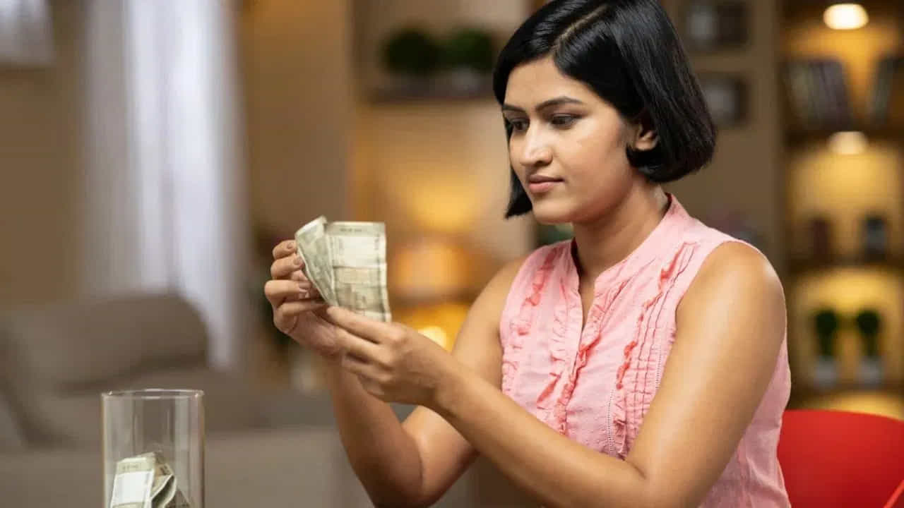 ఇక ఆడపిల్లల కోసం సుకన్య సమృద్ది యోజన పథకం కేంద్ర ప్రభుత్వం అమలు చేస్తోన్న విషయం తెలిసిందే. తల్లిదండ్రులు బాలిక పేరు మీద ఈ అకౌంట్ ఓపెన్ చేసి డబ్బులు పొదుపు చేయవచ్చు. ఆడబిడ్డ 10 సంవత్సరాల వయస్సు ఉన్నప్పుడు ఈ ఖాతా ఓపెన్ చేయవచ్చు. ఇందులో చేసే సేవింగ్స్‌పై కేంద్ర ప్రభుత్వం ఏకంగా 8.2 శాతం వడ్డీ అందిస్తోంది.