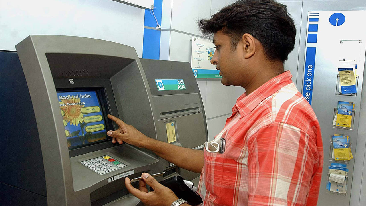  SBI Withdrawal Charges Fees: దేశంలోనే అతిపెద్ద ప్రభుత్వ రంగ బ్యాంకు స్టేట్ బ్యాంక్ ఆఫ్ ఇండియా (SBI) తన కస్టమర్లకు గట్టి దెబ్బ తగిలింది. ATM నుండి డబ్బు తీసుకోవడానికి ఇప్పుడు గతంలో కంటే ఎక్కువ ఖర్చవుతుంది. ఇతర బ్యాంకుల ATMలను విత్‌డ్రా చేయడానికి ఛార్జీలను పెంచింది. ఈ నిర్ణయం ఎస్‌బీఐ కానీ ఏటీఎంలను తరచుగా ఉపయోగించే కస్టమర్ల జేబులపై ప్రత్యక్ష ప్రభావం పడుతుంది. ఎస్‌బీఐ ప్రకారం.. ఏటీఎంలు, ADWMలు (ఆటోమేటెడ్ డిపాజిట్-కమ్-విత్‌డ్రాయల్ మెషీన్లు) వద్ద వసూలు చేసే ఇంటర్‌చేంజ్ ఫీజులు పెరిగాయి. 