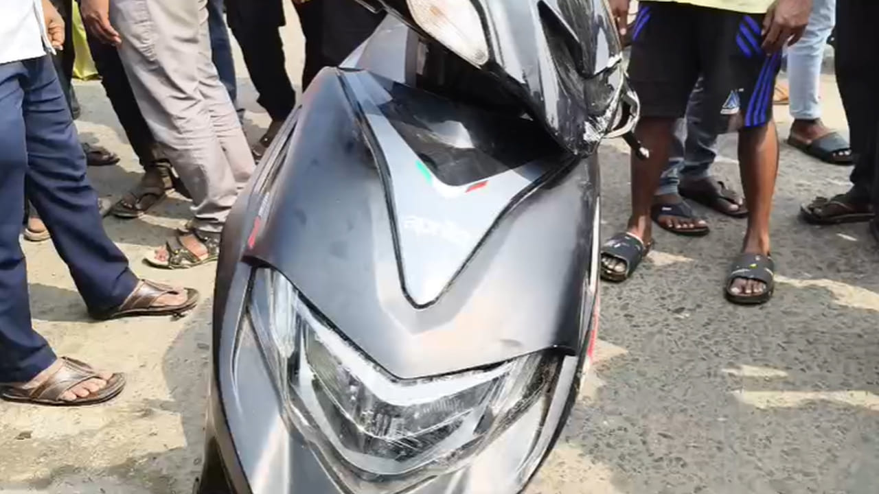 Sarapaka: బైక్‌ను ఢీకొట్టిన స్కూటీ.. డిక్కీ నుంచి కింద పడినవి చూసి అందరూ షాక్..