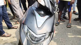 Sarapaka: బైక్‌ను ఢీకొట్టిన స్కూటీ.. డిక్కీ నుంచి కింద పడినవి చూసి అందరూ షాక్..