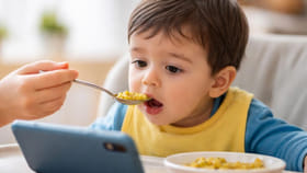 తల్లిదండ్రులూ.. అల్లరి చేస్తున్నారనీ మీపిల్లలకు ఫోన్ ఇస్తున్నారా?