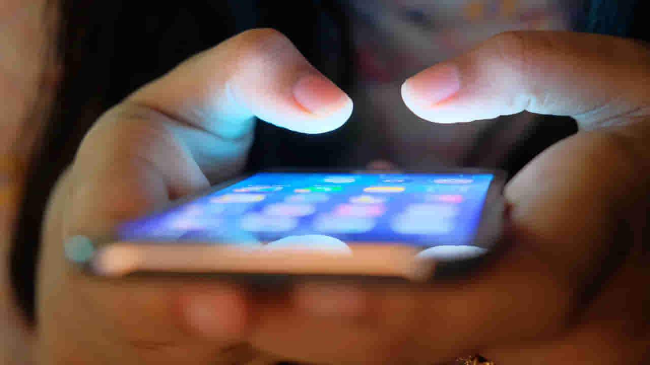 Screen Time Guidelines: గంటల తరబడి ఫోన్ చూస్తే.. మీ ఒంట్లో పెరిగే రోగాలు ఇవే!