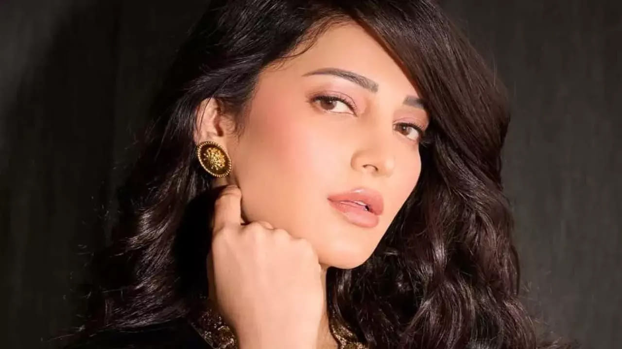  అంతేకాకుండా టాలీవుడ్ స్టార్ హీరోయిన్‌గా కొన్ని రోజుల పాటు తన హవా కొనసాగించింది. ఇక ప్రస్తుతం ఈ బ్యూటీకి ఎక్కువగా అవకాశాలు రావడం లేదు. వచ్చిన ప్రతి అవకాశాన్ని ఉపయోగించుకొని, తన నటనతో అభిమానులను ఆకట్టుకుంటుంది. ఇక సినిమాల పరంగా ఎలా ఉన్నా, ఈ బ్యూటీ నిత్యం వార్తల్లో నిలుస్తూ ఉండేది. ముఖ్యంగా ఈ బ్యూటీ లవ్ ట్రాక్స్ చాలానే ఉన్నాయని చెప్పాలి.