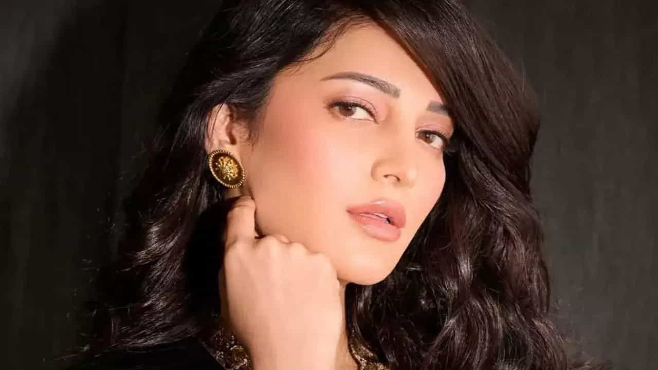 అంతేకాకుండా టాలీవుడ్ స్టార్ హీరోయిన్గా కొన్ని రోజుల పాటు తన హవా కొనసాగించింది. ఇక ప్రస్తుతం ఈ బ్యూటీకి ఎక్కువగా అవకాశాలు రావడం లేదు. వచ్చిన ప్రతి అవకాశాన్ని ఉపయోగించుకొని, తన నటనతో అభిమానులను ఆకట్టుకుంటుంది. ఇక సినిమాల పరంగా ఎలా ఉన్నా, ఈ బ్యూటీ నిత్యం వార్తల్లో నిలుస్తూ ఉండేది. ముఖ్యంగా ఈ బ్యూటీ లవ్ ట్రాక్స్ చాలానే ఉన్నాయని చెప్పాలి.