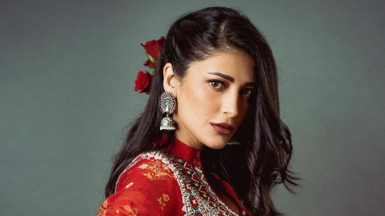 చివరగా 2021లో శంతను హజారికాతో డేటింగ్ చేస్తున్నట్లు తానే స్వయంగా చెప్పింది. దీంతో వీరు త్వరలో పెళ్లి చేసుకోబోతున్నారంటూ అనేక వార్తలు సోషల్ మీడియాలో చక్కెర్లు కొట్టాయి. కానీ చివరకు వారు బ్రేకప్ చెప్పుకొని వారి వారి కెరీర్ పై ఫోకస్ పెట్టారు.