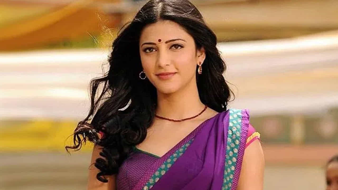 కానీ గబ్బర్ సింగ్ మూవీ ఈ చిన్నదాని కెరీర్ను మలుపు తిప్పిందనే చెప్పాలి. పవర్ స్టార్ పవన్ కళ్యాణ్ సరసన గబ్బర్ సింగ్ మూవీలో నటించి మొదటి సారి బ్లాక్ బస్టర్ హిట్ అందుకుంది. ఈ మూవీ తర్వాత వరసగా హిట్స్ అందుకుంటూ.. లక్కీ హీరోయిన్గా మారిపోయింది.