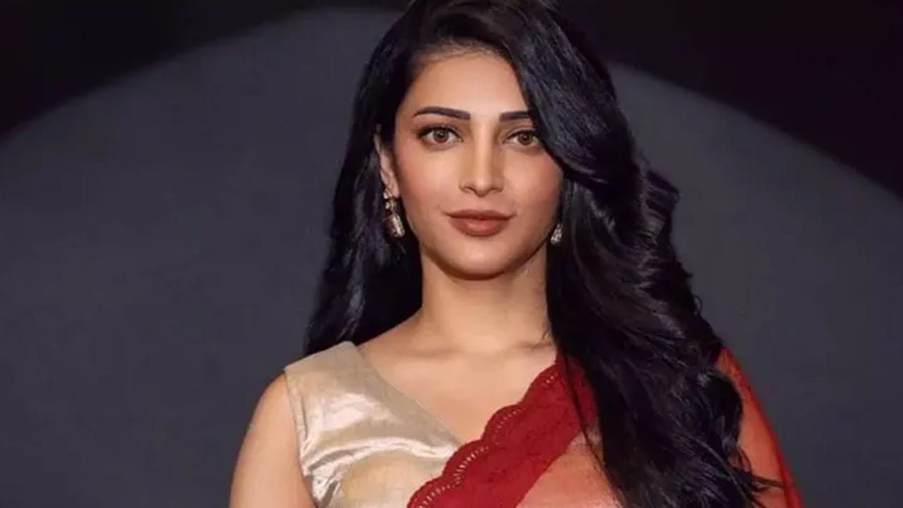 ఇక దీని తర్వాత శృతి హాసన్ ఎప్పుడూ ప్రేమ, పెళ్లి గురించి మాట్లాడలేదు. అయితే ఆమె బర్త్ డే సందర్భంగా శృతి హాసన్ గతంలో పెళ్లిపై చేసిన కామెంట్స్ ఇప్పుడు నెట్టింట వైరల్ అవుతున్నాయి. తాను గతంలో తనకు పెళ్లి అనే వ్యవస్థపై నమ్మకం లేదు అని వ్యక్తిగత స్వేచ్ఛ కోరుకుంటాను, వివాహం చేసుకోవడం భయం, ఒంటరిగా ఉండటమే చాలా ఇష్టం అని తెలిపింది. దీంతో ఈ బ్యూటీ ఇంకా పెళ్లి చేసుకోకపోవడానికి కారణం ఇదేనేమో అంటూ గతంలో ఆమె చేసిన కామెంట్స్ ఇప్పుడు వైరల్ అవుతున్నాయి.