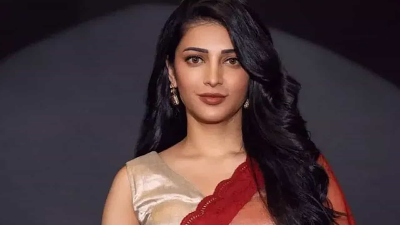 ఇక దీని తర్వాత శృతి హాసన్ ఎప్పుడూ ప్రేమ, పెళ్లి గురించి మాట్లాడలేదు. అయితే ఆమె బర్త్ డే సందర్భంగా శృతి హాసన్ గతంలో పెళ్లిపై చేసిన కామెంట్స్ ఇప్పుడు నెట్టింట వైరల్ అవుతున్నాయి. తాను గతంలో తనకు పెళ్లి అనే వ్యవస్థపై నమ్మకం లేదు అని వ్యక్తిగత స్వేచ్ఛ కోరుకుంటాను, వివాహం చేసుకోవడం భయం, ఒంటరిగా ఉండటమే చాలా ఇష్టం అని తెలిపింది. దీంతో ఈ బ్యూటీ ఇంకా పెళ్లి చేసుకోకపోవడానికి కారణం ఇదేనేమో అంటూ గతంలో ఆమె చేసిన కామెంట్స్ ఇప్పుడు వైరల్ అవుతున్నాయి.