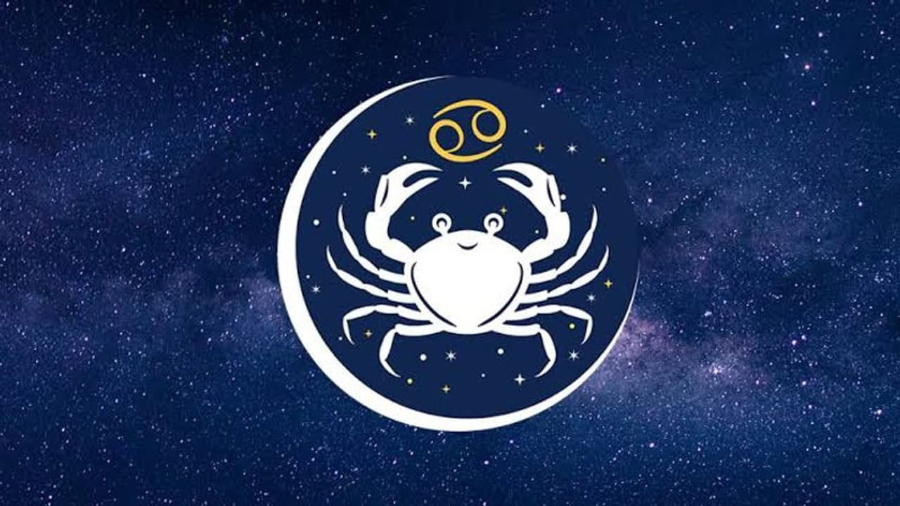 కర్కాటక రాశి : కర్కాటక రాశి వారికి ఈ సంవత్సరంలో ఈ రాశిలోనే గురుడు ఉండటం వలన వీరికి ఊహిచని విధంగ అదృష్టం కలుగుతుంది. ఓవైపు గురు బలం, మరో వైపు శుక్రుడి అనుగ్రహంతో వీరి సంపద రెట్టింపు అవుతుంది. వీరు కుటుంబ సభ్యులతో ఆనందంగా గడుపుతారు