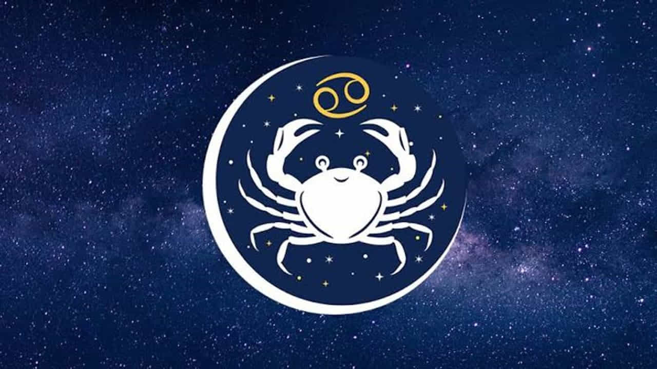 కర్కాటక రాశి : కర్కాటక రాశి వారికి ఈ సంవత్సరంలో ఈ రాశిలోనే గురుడు ఉండటం వలన వీరికి ఊహిచని విధంగ అదృష్టం కలుగుతుంది. ఓవైపు గురు బలం, మరో వైపు శుక్రుడి అనుగ్రహంతో వీరి సంపద రెట్టింపు అవుతుంది. వీరు కుటుంబ సభ్యులతో ఆనందంగా గడుపుతారు