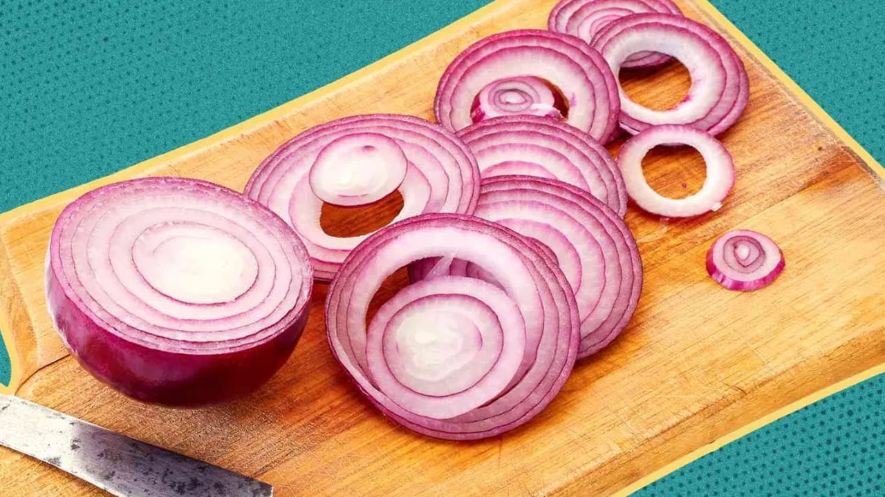 ఉల్లిపాయలలో ఫ్లేవనాయిడ్లు, టానిన్లు, ఆల్కలాయిడ్లు వంటి పదార్థాలు ఉంటాయి. ఇవి యాంటీ ఆక్సిడెంట్లుగా పనిచేసినప్పటికీ.. వీటిని అధికంగా తీసుకోవడం వల్ల శరీరం ఐరన్, కాల్షియంను గ్రహించే సామర్థ్యం తగ్గుతుంది. వీటిలో ఉండే 'సైనోజెనిక్ గ్లైకోసైడ్లు' పరిమితికి మించితే ఆరోగ్యానికి ముప్పు కలిగించే అవకాశం ఉంది.
