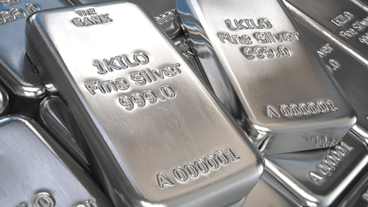 అమెరికా అధ్యక్షుడు ట్రంప్ అన్న ఒక్క మాటకి బంగారం, వెండి ధరలు భారీ నుంచి అతి భారీగా పెరుగుతున్నాయి. దీంతో, రేట్లు కూడా విపరీతంగా పెరగడంతో సామాన్యుల దగ్గర నుంచి బిజినెస్ మేన్స్ వరకు భయపడుతున్నారు. 
