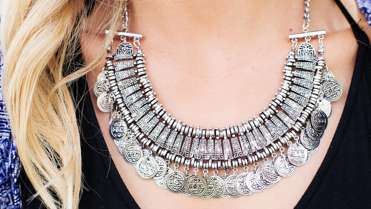 25025 నుంచి ఈ రేట్ల బాదుడు మొదలైంది. ఇప్పటి వరకు కూడా తగ్గలేదు, రోజు రోజుకు పెరుగుతూనే ఉన్నాయి. ఇక మన వాళ్ళు  షాపుల వద్దకు వెళ్ళి కొనకుండా వెనుతిరిగి వచ్చేస్తున్నారు. దీన్ని చూస్తున్న కొందరు షాక్ అవుతుంటే, మరికొందరు తగ్గుతాయ్ లే అని అంటున్నారు. 