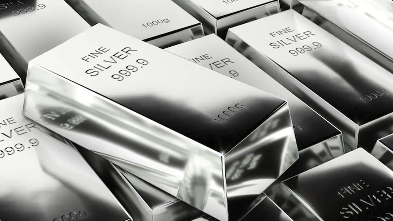 Silver: రూ.3 లక్షలు పలుకుతున్న వెండి! ధర మరింత పెరుగుతుందా..? పెట్టుబడి పెట్టాలా.. వద్దా?