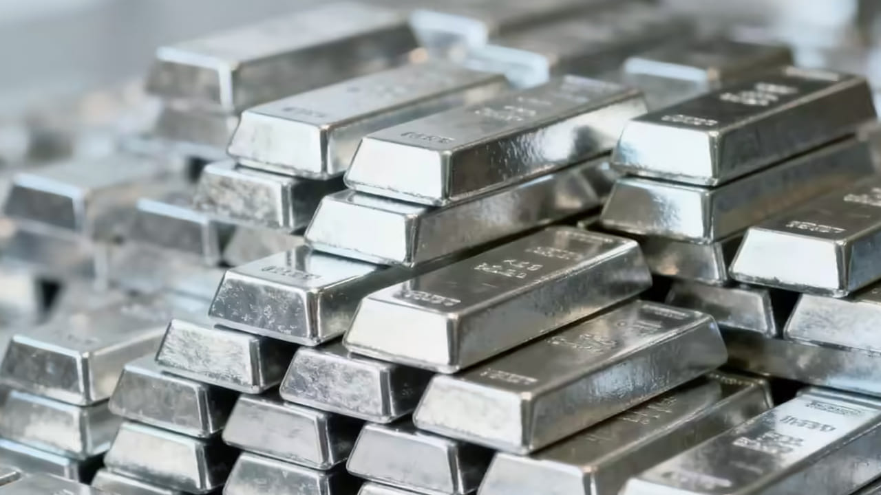 అయితే, నేడు ఒక్కసారిగా రూ.13,000 పెరిగి తొలిసారి రూ. 4 లక్షల వరకు చేరుకుంది. ఈ రేంజ్ లో పెరగడం ఇదే మొదటిసారి. పెరిగిన ఈ ధరలు చూసి గోల్డ్స్ లవర్స్ కూడా షాక్ అయ్యారు. బంగారం చేతికి దొరకడం లేదు. ఇక ఇప్పుడు వెండి కూడా దొరకదా అని లబో దిబో అంటున్నారు.  