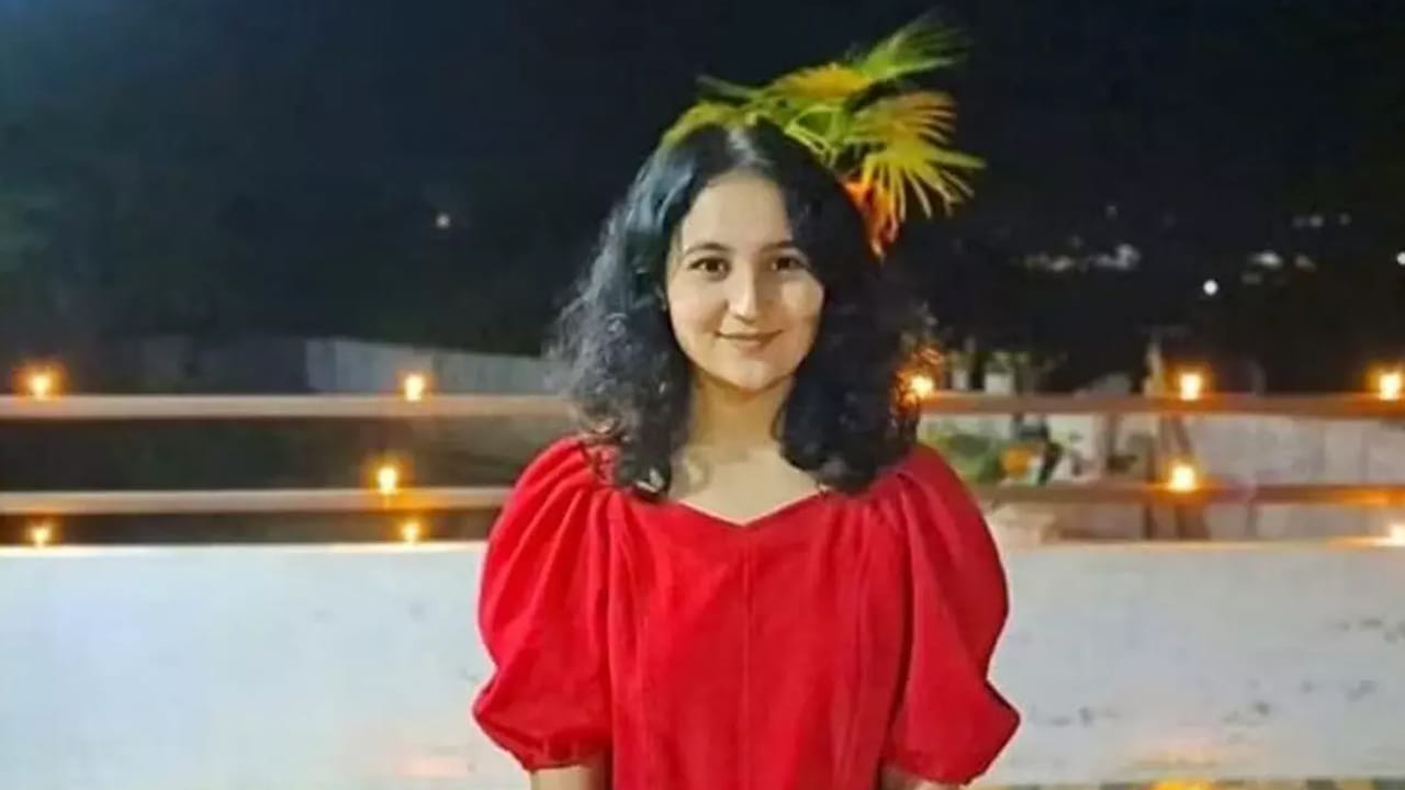 ఈ జనవరి 26న, గ్రాండ్ పరేడ్ సందర్భంగా ఒక ప్రత్యేక క్షణం చరిత్ర సృష్టించబోతుంది. ఇరవై ఆరేళ్ల అసిస్టెంట్ కమాండెంట్ సిమ్రాన్ బాలా సెంట్రల్ రిజర్వ్ పోలీస్ ఫోర్స్ (CRPF) పూర్తి పురుషుల బృందానికి నాయకత్వం వహిస్తారు. ఆమె మొట్ట మొదటి మహిళా అధికారి అవుతుంది.ఈ మార్చ్‌లో సిమ్రాన్ 140 మందికి పైగా పురుష సైనికులకు నాయకత్వం వహిస్తారు. ఇది దేశంలోని అతిపెద్ద పారామిలిటరీ దళానికి, యూనిఫాంలో ఉన్న మహిళలకు అరుదైన గౌరవం.