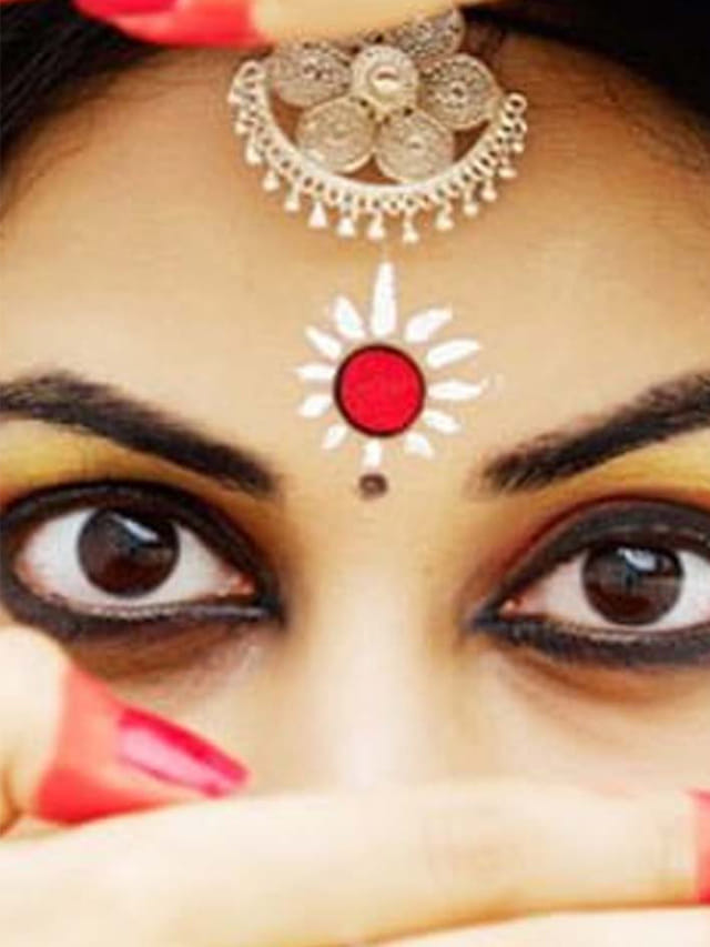 పెళ్లైన స్త్రీలు ఎరుపు రంగు సింధూరమే ఎందుకు ధరించాలో తెలుసా?