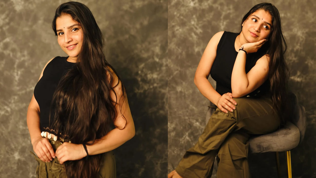  ఒక్క తెలుగులోనే కాదు కన్నడ సినిమా ఇండస్ట్రీలోనూ ఈ బ్యూటిఫుల్ సింగర్ కు అవకాశాలు వెల్లువెత్తుతున్నాయి.  అయితే ఇప్పుడు మంగ్లీతో పాటు ఆమె చెల్లి కూడా సింగర్ గా అదరగొడుతోంది. 
