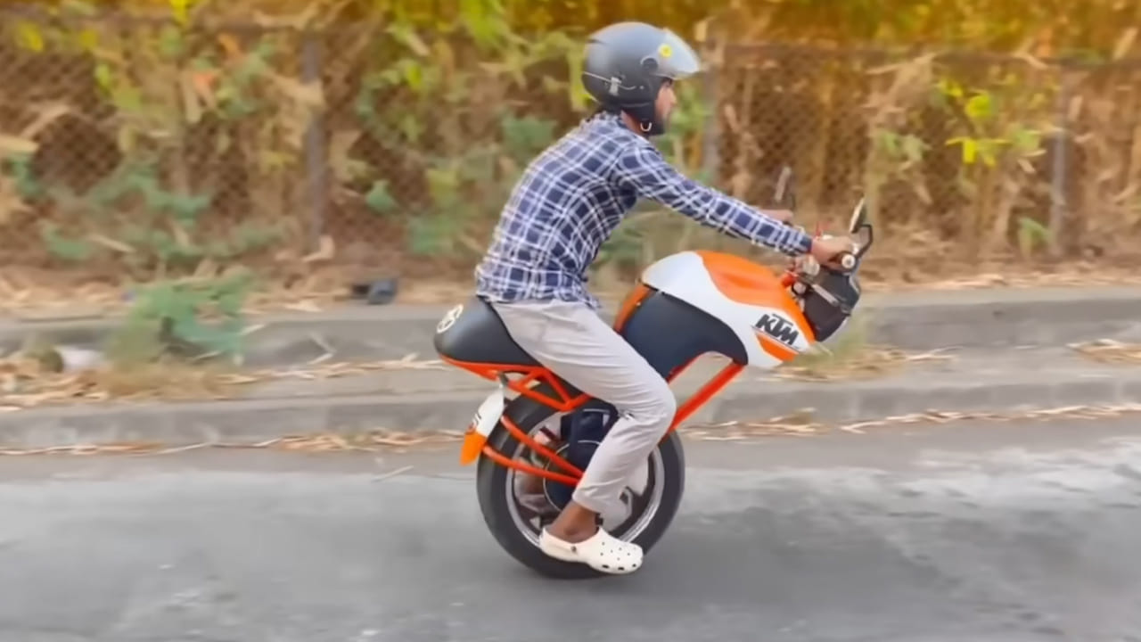 Video: బీటెక్ విద్యార్థి చేసిన అద్భుతం! పెట్రోల్, డీజిల్ అవసరం లేకుండా నడిచే వన్ వీల్ బైక్!