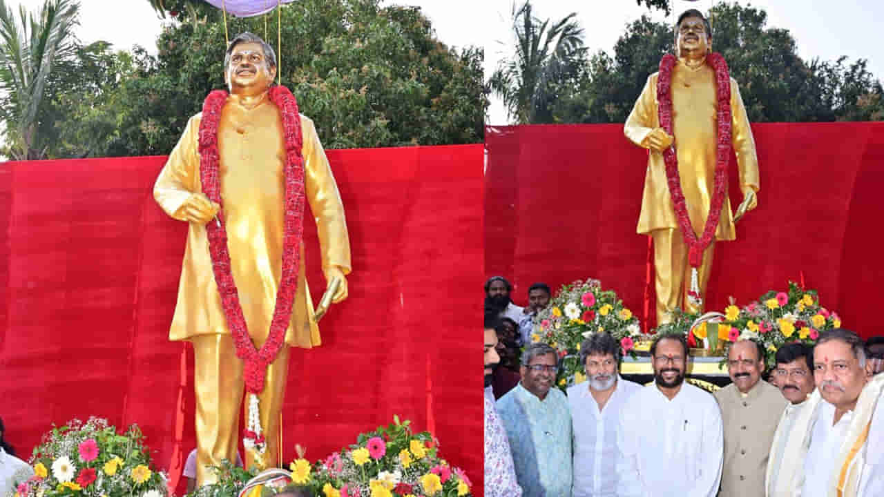 త్రివిక్రమ్ చేతుల మీదుగా సిరివెన్నెల సీతారామశాస్త్రి కాంస్య విగ్రహవిష్కరణ.. హాజరైన కుటుంబ సభ్యులు