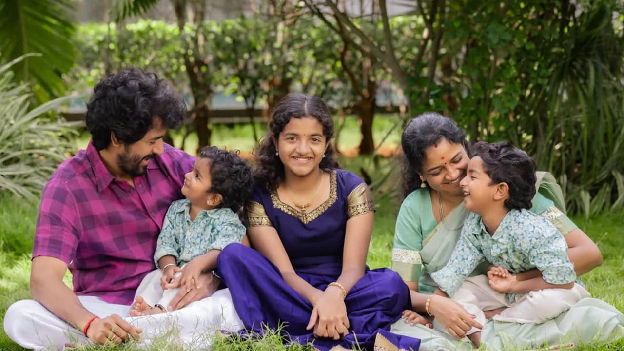 ఈ క్రమంలో కోలీవుడ్ స్టార్ హీరో శివ కార్తికేయన్ తన భార్య, పిల్లలతో కలిసి ఘనంగా సంక్రాంతిని సెలబ్రేట్ చేసుకున్నాడు. అనంతరం తమ వేడుకలకు సంబంధించిన ఫొటోలను సోషల్ మీడియాలో షేర్ చేశాడీ స్టార్ హీరో