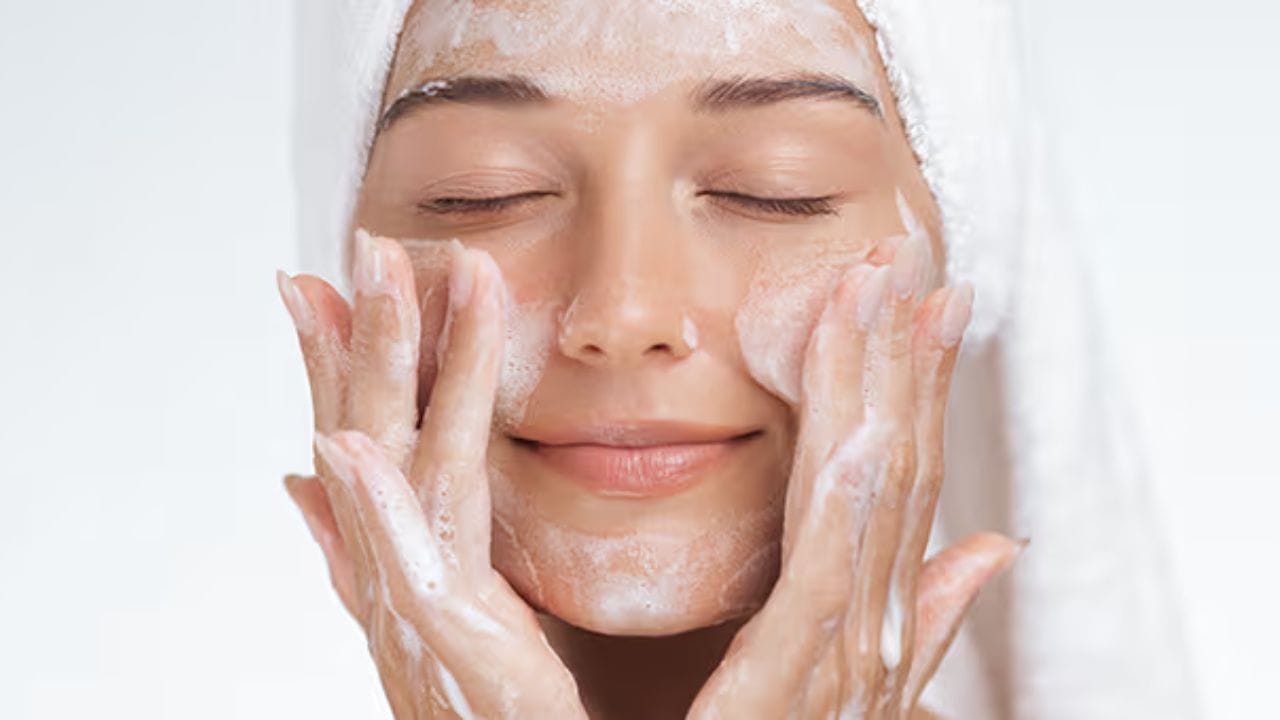 డబుల్ క్లెన్సింగ్ టెక్నిక్: జపాన్‌లో, మహిళలు తమ ముఖాన్ని చాలా సున్నితంగా, సున్నితమైన చేతులతో శుభ్రం చేసుకుంటారు. ముందుగా, ఆయిల్-బేస్డ్ క్లెన్సర్‌తో మేకప్ ,సన్‌స్క్రీన్‌ను తొలగించండి. తర్వాత, తేలికపాటి నీటి ఆధారిత క్లెన్సర్‌తో మురికిని శుభ్రం చేయండి. ఇది చర్మాన్ని శుభ్రంగా ఉంచుతుంది కానీ పొడిగా ఉండదు.