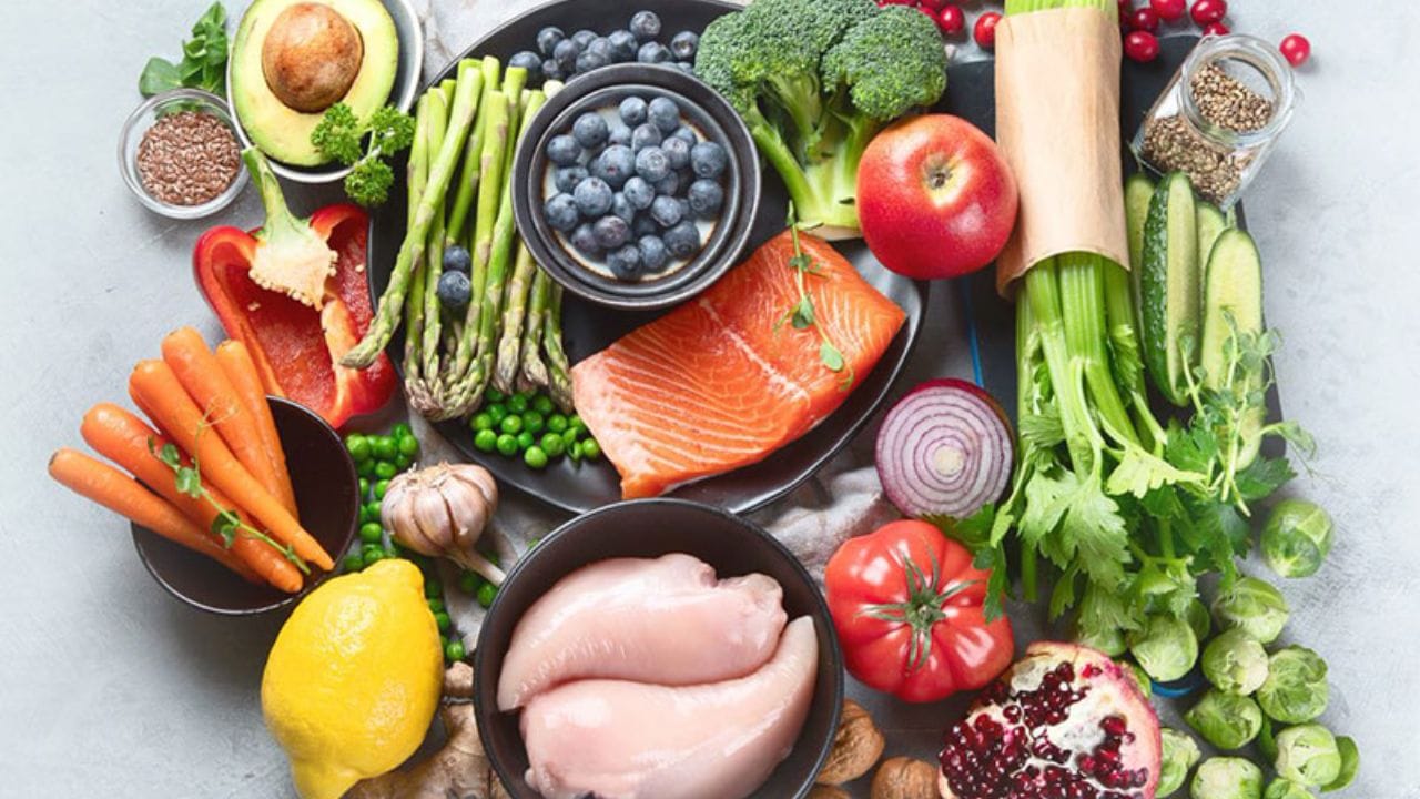 సరైన ఆహారం, తినే పద్దతి: మనం ఆరోగ్యంగా ఉండాలంటే మనం తీసుకునే ఆహారమే అందులో ముఖ్య పాత్ర పోషిస్తుంది. కాబట్టి మనం ఎలాంటి ఆహారం తీసుకుంటున్నామనేది తెలుసుకోవడం చాలా ముఖ్యం. మీరు మీ ఆహారంలో త్వరగా జీర్ణమయ్యే, చర్మ ఆరోగ్యానికి అవసరమైన పోషకాలు ఉన్న ఆహార పదార్థాలను ఎంచుకోండి. అంటే చేపలు, ఆకుపచ్చ కూరగాయలు ,గ్రీన్ టీ వంటి ఆహారాలు ఉంటాయి, ఇవి చర్మానికి కూడా చాలా ప్రయోజనకరంగా ఉంటాయి.