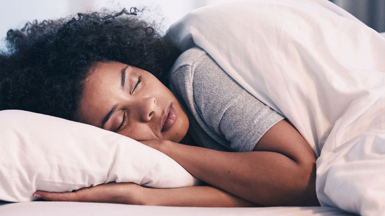 సరైన నిద్ర: ఆరోగ్యకరమైన చర్మానికి మంచి నిద్ర చాలా అవసరం. చాలా మంది చర్మాన్ని ఆరోగ్యండా ఉంచుకునేందుకు రాత్రి పడుకునే ముందు ముఖాన్ని శుభ్రంగా కడుక్కొని, మాయిశ్చరైజర్ రాసుకొని తేలికగా మసాజ్ చేసుకుంటారు. ఆ వెంటనే నిద్రపోతారు. దీంతో ఆ రోజు ముగిసిపోతోందని శరీరానికి సంకేతం ఇస్తుంది. దీని వల్ల వాళ్లు ప్రశాంతమైన నిద్రను పొందుతారు. ఇలా క్రమం తప్పకుండా చేయడం ద్వారా మీ చర్మ ఆరోగ్యం మెరుగుపడుతుంది.( Note: పైన పేర్కొన్న అంశాలు ఇంటర్నెట్, నివేదికల నుంచి సేకరించిన సమాచారం ఆధారంగా అందించబడినవి.. వీటిని టీవీ9 దృవీకరించట్లేదు. వీటిపై మీకేవైనా సందేహాలు ఉంటే నిపుణులను సంప్రదించండి)