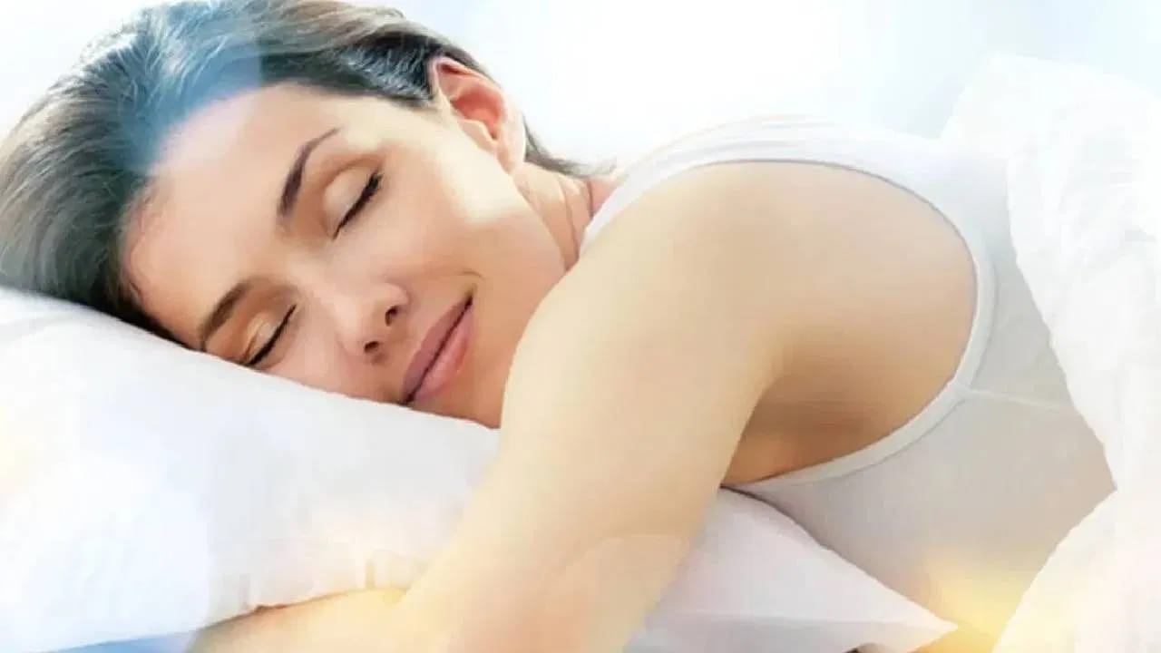 నిద్రలేమి వల్ల మైగ్రేన్లు వచ్చే ప్రమాదం కూడా పెరుగుతుంది. దీనితో పాటు అనేక తీవ్రమైన ఆరోగ్య సమస్యలు తలెత్తుతాయి. అందువల్ల మంచి ఆరోగ్యానికి ఎక్కువ నీళ్లు తాగడం, యోగా చేయడం అలవాటు చేసుకోవాలి. ఇవి మీ రాత్రి నిద్రకు ఉపయోగపడతాయి. 