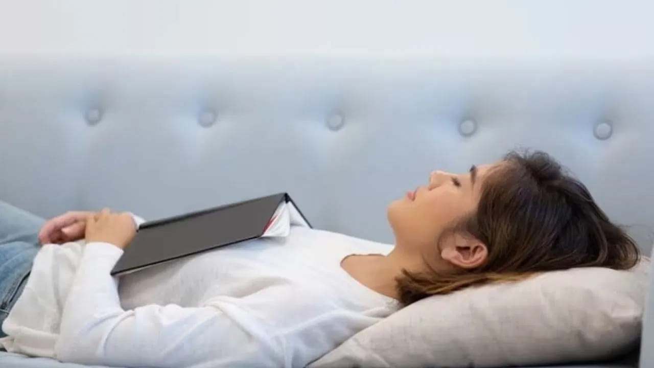 
మెదడుకు తిరిగి శక్తి.. 

మధ్యాహ్నం నిద్ర వల్ల మెదడులో ఏర్పడిన అలసట తొలగిపోతుంది. జ్ఞాపకశక్తి మెరుగుపడుతుంది. ఏకాగ్రత పెరుగుతుంది. కొత్త విషయాలను త్వరగా గ్రహించే సామర్థ్యం కూడా పెరుగుతుందని పరిశోధకులు తెలిపారు. ముఖ్యంగా విద్యార్థులు, కార్యాలయాల్లో పనిచేసే ఉద్యోగులకు ఇది ఎంతో ఉపయోగకరమని వైద్యులు సూచిస్తున్నారు.   
