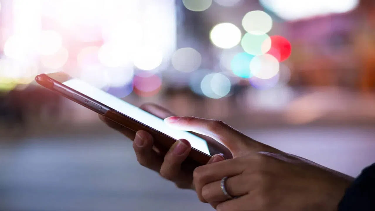 మహిళలకు అలర్ట్..
మహిళలు జాకెట్ లేదా బ్రాలో ఫోన్ పెట్టుకోవడం వల్ల తీవ్ర అనారోగ్య సమస్యలు వచ్చే అవకాశం ఉందని పలు పరిశోధనలు వెల్లడించాయి. ఫోన్ వైబ్రేషన్ వల్ల బ్రెస్ట్ క్యాన్సర్ వచ్చే అవకాశం ఉందని చెబుతున్నాయి. స్పోర్ట్స్ బ్రాలలో ఫోన్ పెట్టుకుంటే మరింత ప్రమాదమని అంటున్నాయి. అంతేగాక, చర్మానికి హాని చేసే బ్యాక్టీరియాను కలిగించి చికాకకు పెడతాయని పేర్కొంటున్నాయి.