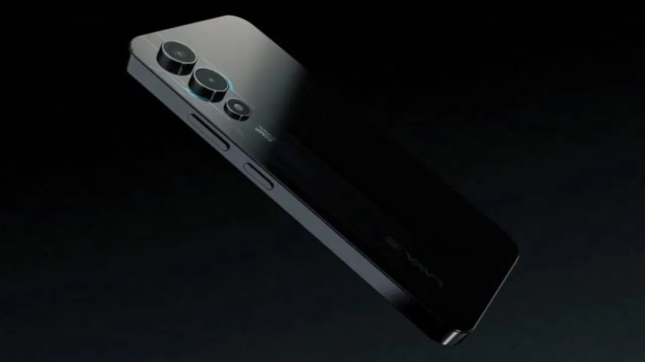 మంచంపై లేదా దిండు కింద..
మంచంపై లేదా దిండు కింద ఫోన్ పెట్టుకుని నిద్రించడం చాలా చెడ్డ అలవాటు. ఫోన్ ఛార్జింగ్ పెట్టి ఇలా చేస్తే మాత్రం ఫోన్ పేలిపోయే ప్రమాదం ఉంది. ఫోన్ స్క్రీన్ నుంచి వచ్చే ఎల్ఈడీ లైట్ మెలటోనిన్ ఉత్పత్తి, సిర్కాడియన్ లయలకు అంతరాయం కలిగిస్తుందని తాజా అధ్యయనం చెబుతోంది. అంతేగాక, నిద్ర నాణ్యతను దెబ్బతీస్తాయి. క్యాన్సర్, మెదడు కణితులకు కూడా ఇలాంటి అలవాట్లు కారణం కావచ్చని హెచ్చరిస్తున్నాయి.