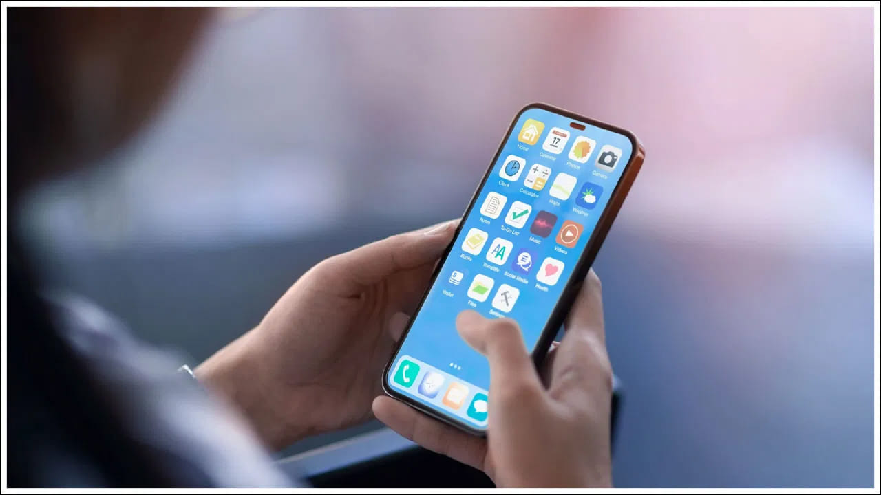 ఫ్లగిన్ చేయడం..
మీ ఫోన్ ఫుల్ ఛార్జ్ ఉన్నప్పుడు కూడా ప్లగిన్ చేయడం చాలా ప్రమాదకరం. బ్యాటరీ దెబ్బతినడంతోపాటు కొన్ని సందర్భాల్లో పేలిపోయే ప్రమాదం కూడా ఉంది.