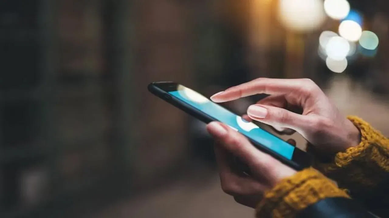 ముఖానికి దగ్గరగా..
మీ ఫోన్ ముఖానికి దగ్గరగా పెట్టుకోవడం వల్ల బ్యాక్టీరియా చేరే అవకాశం ఉంది. దీంతో మొటిమలు, చర్మపు వ్యాధులు, ముడతలు వచ్చే అవకాశం ఉంది. ముఖానికి దగ్గర పెట్టుకునే బదులు ఇయర్ పాడ్లను వాడటం మంచిది.