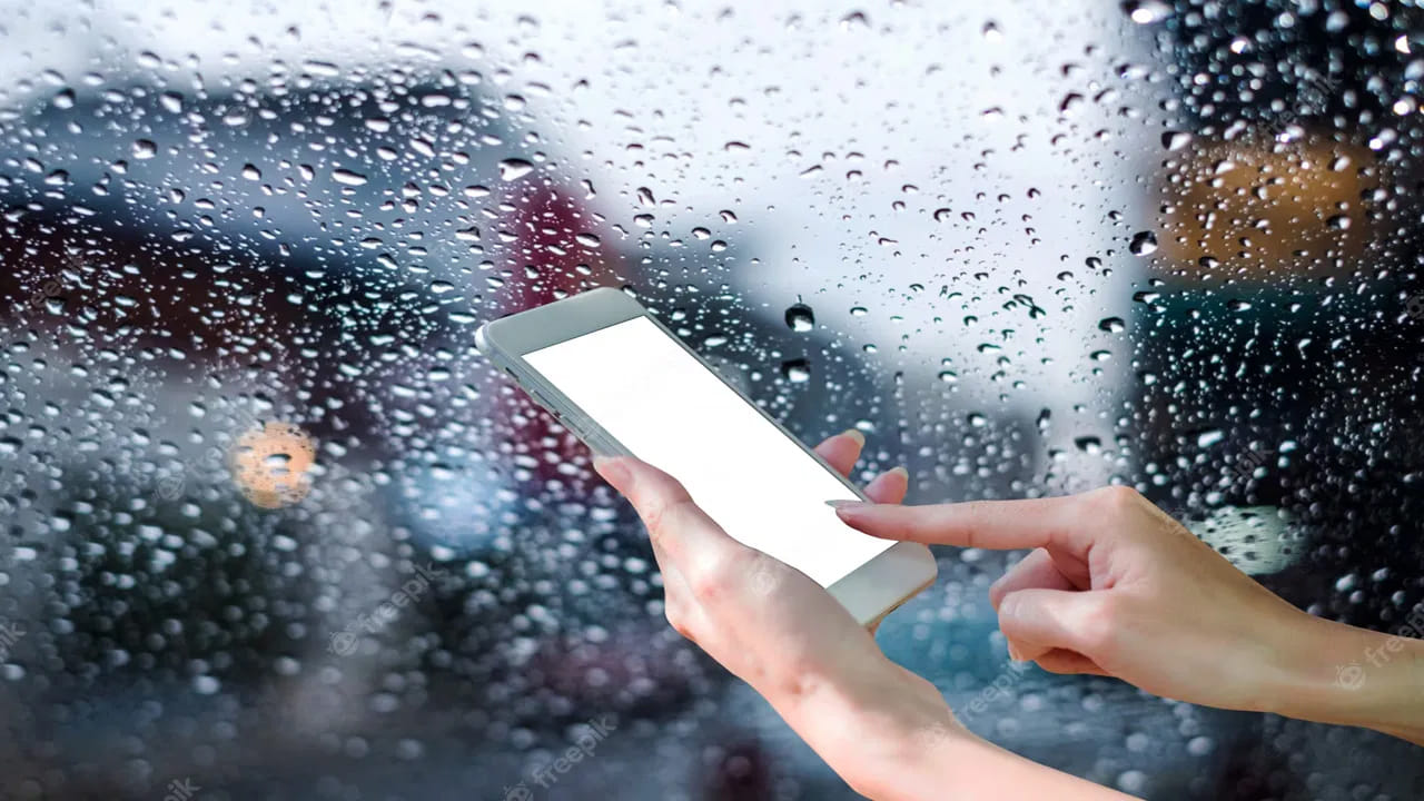 మీ గ్లోబ్ కంపార్ట్మెంట్లో..
మీ ఫోన్ గ్లోవ్ కంపార్ట్మెంట్లలో అస్సలు ఉంచకూడదు. అధిక వేడి వల్ల డేటా లాస్ తోపాటు బ్యాటరీ కూడా దెబ్బతింటుంది. చలి, ఉష్ణోగ్రతలలో చాలా ఫోన్లు పనిచేయడం మందగిస్తాయి. డిస్ప్లే సమస్యలు, బ్యాటరీ లైఫ్ సమస్యలు వస్తాయి. స్క్రీన్ పేలిపోయే ప్రమాదం కూడా ఉంది.