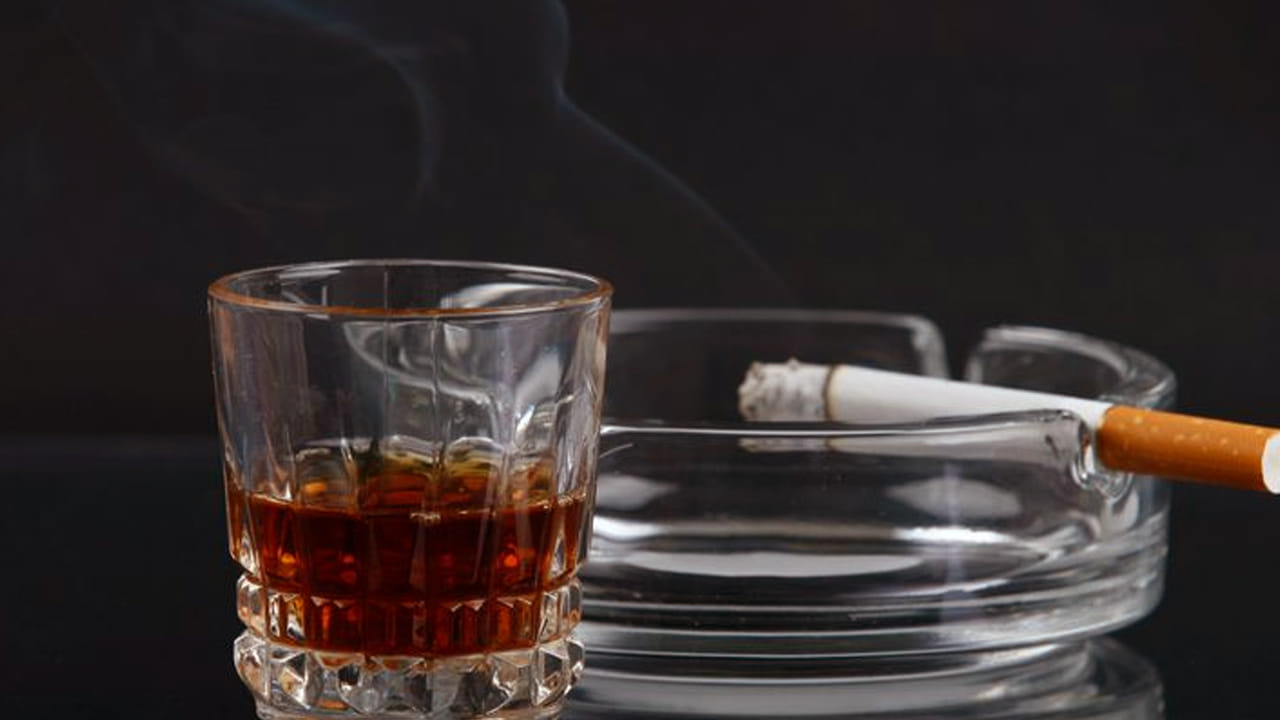 ఈ రెండింటిని కలిపి తీసుకోవడం వలన తీవ్రమైన అనారోగ్య సమస్యలు వస్తాయని నిపుణులు చెబుతున్నారు. ముఖ్యంగా,
గుండె జబ్బులు ఉన్నవారు ఇలా తీసుకోకండి లేదంటే ప్రాణాలకే ప్రమాదం.