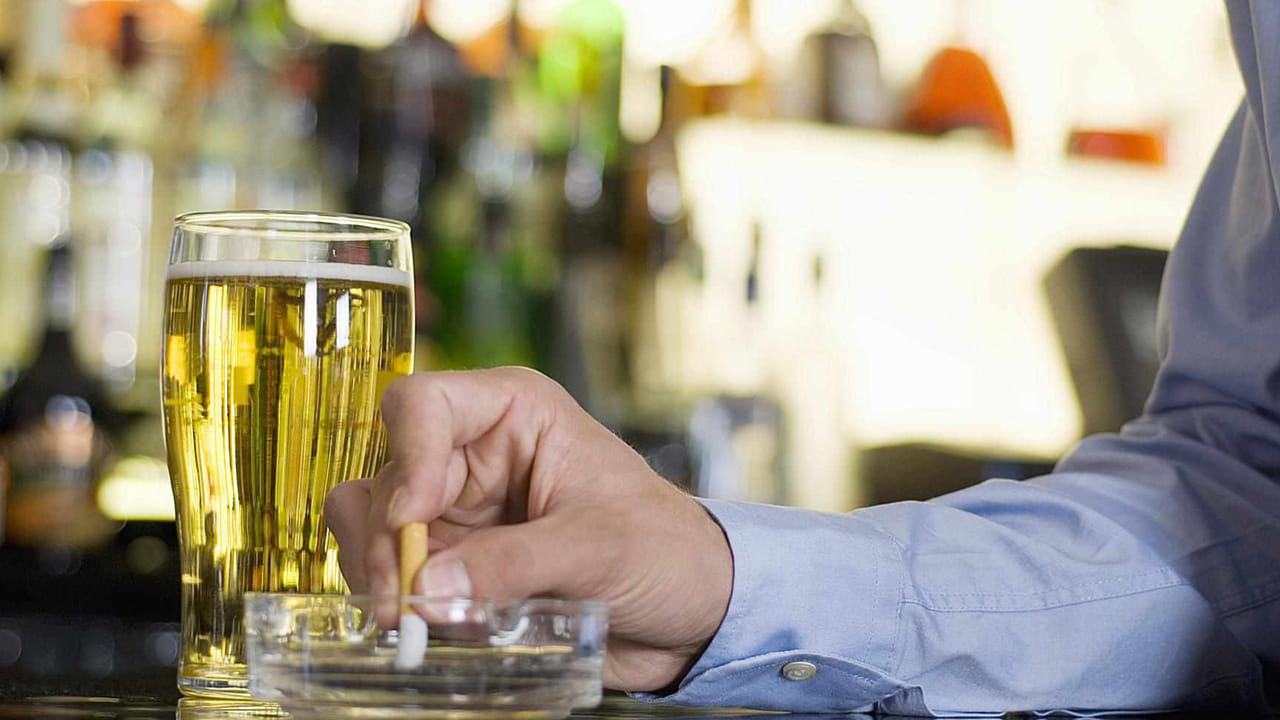 జీర్ణ వ్యవస్థ: మద్యపానం, ధూమపానం కలిపి చేయడం వలన శరీరం ఒత్తిడికి గురవుతుంది. ఆ సమయంలో శరీరం డీహైడ్రేషన్కు దారి తీస్తుంది. ఇంకా అదే సమయంలో ధూమపానం కూడా చేస్తే శ్వాసకోశ సమస్యలు వస్తాయి