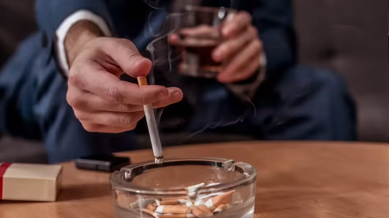 లివర్ ఆరోగ్యం: ధూమపానం లంగ్స్ ను దెబ్బతీస్తుందని అందరికీ తెలుసు. అలాగే, డ్రింకింగ్ లివర్ ఆరోగ్యాన్ని దెబ్బతీస్తుంది.
ఇవి రెండు ఒకేసారి చేసినప్పుడు శరీరంలో అవయవాలన్ని పని చేయకుండా పోతాయి. కాబట్టి, ఈ రెంటింటిని కలిపి ఒకేసారి చేయకండి.