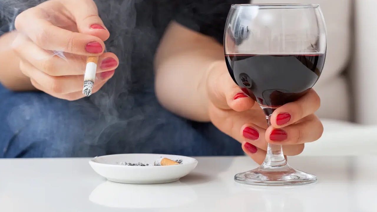 గర్భిణీలు: గర్భిణీ స్త్రీలు కూడా మద్యపానం, ధూమపానం కలిపి చేయకండి. ఎందుకంటే, శిశువువు ప్రమాదం. ఈ అలవాటు శిశువు అభివృద్ది సరిగ్గా జరగనివ్వదు. కాబట్టి ఇలా చేయకండి. (NOTE: ఇందులోని అంశాలు కేవలం అవగాహన కోసం మాత్రమే. నిపుణులు అందించిన సమాచారం ప్రకారం ఇక్కడ తెలియజేయడమైనది. ఆరోగ్యరీత్యా ఎలాంటి సమస్యలు ఉన్నానేరుగా వైద్య నిపుణులను సంప్రదించడం మంచిది)