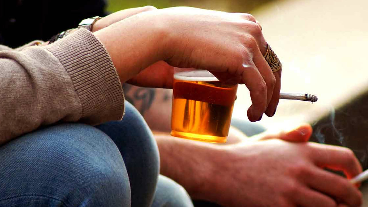 కొందరు కావాలని ఒకేసారి స్మోకింగ్, డ్రింకింగ్ చేస్తారు. అయితే, ఇది మంచి పద్ధతి కాదని నిపుణులు చెబుతున్నారు. మీరు సరదాకి తాగితే.. ఆ తర్వాత హాస్పిటల్ బిల్ పేలి పోద్ది. అసలు ఇలా తాగితే ఎలాంటి సమస్యలు వస్తాయో ఇక్కడ చూద్దాం..