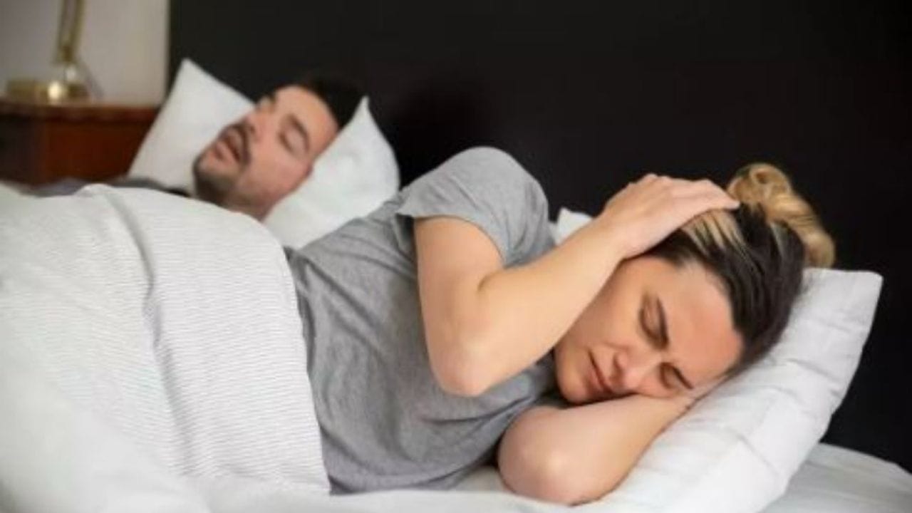 ప్రస్తుత లైఫ్‌స్టైల్ ఆహారకు అలవాట్ల కారణంగా కొందరు అనారోగ్య సమ్యలను ఎదుర్కొంటుంటే.. మరికొందరు వారి పెద్దల నుంచి వచ్చిన జీన్స్‌ ద్వారా ఈ సమస్యలను ఎదుర్కొంటున్నారు. వీటిలో గురక కూడా ఒకటి. అయితే ప్రస్తుతం ఈ గురక విషయంలో చాలా మందిలో కొన్ని అపోహలు ఉన్నాయి. గురక పెట్టడం మన ఆరోగ్యానికి మంచిదా చెడ్డాదా అని. దీనిపై ఓ డాక్టర్ తాజాగా తన ఇన్‌స్టా అకౌంట్‌లో ఒక పోస్ట్ చేశాడు. 