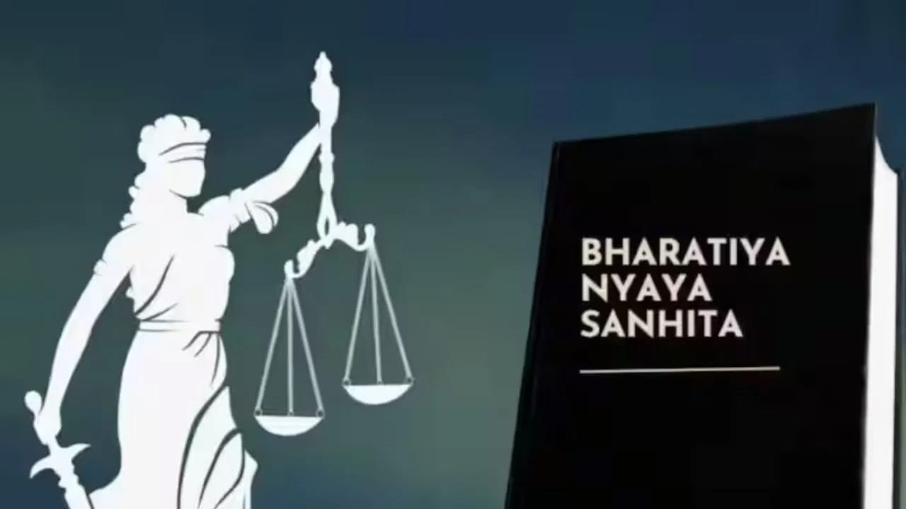  ఇది కాకుండా, ముందుగా సంబంధిత సోషల్ మీడియా ప్లాట్‌ఫామ్‌లో వీడియో లేదా పోస్ట్‌ను నివేదించండి. ఆపై మీరు ప్రభుత్వ వెబ్‌సైట్ cybercrime.gov.inలో ఫిర్యాదు చేయవచ్చు. అక్కడి నుండి, అన్ని ప్లాట్‌ఫామ్‌ల నుండి వీడియోను తొలగించే ప్రక్రియ ప్రారంభమవుతుంది. మహిళలకు సంబంధించిన కేసులలో, తక్షణ చర్యలు తీసుకుంటారు.