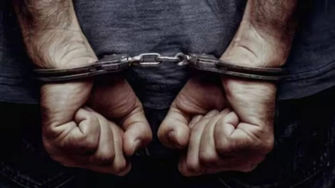  ఈ సెక్షన్ల కింద దోషులుగా తేలితే వారికి 3 నుండి 7 సంవత్సరాల జైలు శిక్ష, జరిమానా విధించవచ్చు. ఒక మహిళను ఉద్దేశపూర్వకంగా లక్ష్యంగా చేసుకుంటే శిక్ష మరింత కఠినంగా ఉండవచ్చు.