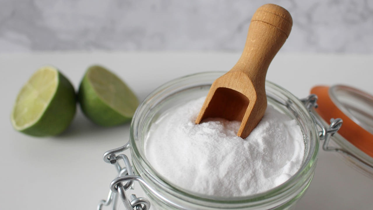 
 బేకింగ్ సోడా: టైల్స్ పై జిడ్డు ఎక్కువగా ఉంటే బేకింగ్ సోడా తీసుకుని దానిలో  నాలుగు చుక్కలు నీరు వేసి వాటిపై రుద్ది ఐదు నిముషాల పాటు అలా వదిలేయండి. ఆ తర్వాత మంచి నీరుతో కడిగితే క్లీన్ గా అవుతాయి. 
