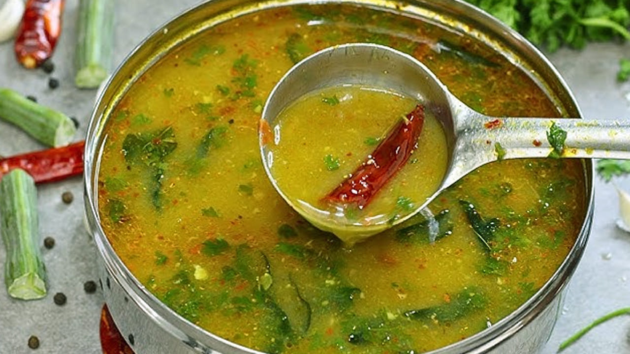 కొద్దీ సేపటీ తర్వాత ఉప్పు, పసుపు, మిరియాల పొడి వేసి మరగనివ్వాలి. కొద్దీ సేపటి తర్వాత దించేసుకోవాలి. అంతే, మునగాకు సూప్ రెడీ.