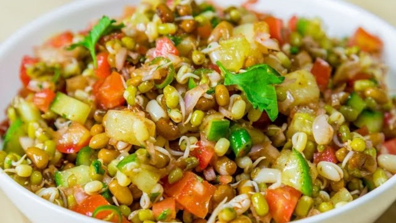 మొదటగా స్ప్రౌట్స్‌ ఛాట్‌, దీన్ని రెడీచేసేకోవడం చాలా ఈజీ.. ఇందుకో మీకు  మొలకెత్తిన శనగలు, పెసలు, పల్లీలు, ఉల్లి తరుగు, టొమాటో, పచ్చిమిర్చి, కొత్తిమీర, నిమ్మకాయలు ఉంటే సరిపోతుంది. దీన్ని ఎలా తయారు చేసుకోవాలంటే మొదటగా ఒక పెద్ద ప్లేట్ తీసుకొని.. మొలకెత్తిన శనగలు, పెసలు, పల్లీలు, ముందుగానే మరు తరతిగిపెట్టుకున్న కూరగాయల తురుము ఇందులో యాడ్ చేయండి. తర్వాత గినంత ఉప్పు, కారం, మసాలాలు వేసుకొని బాగా కలపండి. టేస్ట్ చూసుకొని ఉప్పు కారం, సరిపోయిందో లేదో చెక్‌ చేసుకోండి. అన్ని ఓకే అనుకుంటే ఒక ప్లేట్‌లోకి సర్వ్ చేసుకుంటే సరి.. టేస్టీ టేస్టీ స్ప్రౌట్స్‌ ఛాట్‌ రెడీ అయినట్టే. దీన్ని మీ పిల్లలకు బ్రేక్‌ఫాస్ట్‌లోకి ఇవ్వండి. 