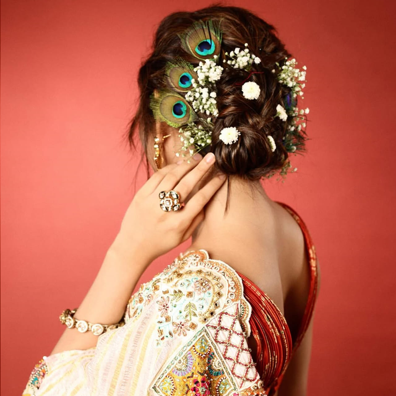 పైన ఫోటోలో కనిపిస్తున్న అమ్మడు ఎవరో గుర్తుపట్టారా.. ? ఒకటి రెండు చిత్రాలతోనే ఊహించని రెస్పాన్స్ అందుకుంది. తెలుగులో అగ్ర హీరోలతో వరుస హిట్స్ అందుకున్న ఈ అమ్మడు ఇప్పుడు సరైన బ్రేక్ కోసం వెయిట్ చేస్తుంది. ఇంతకీ ఆమె ఎవరో గుర్తుపట్టారా.. ? 