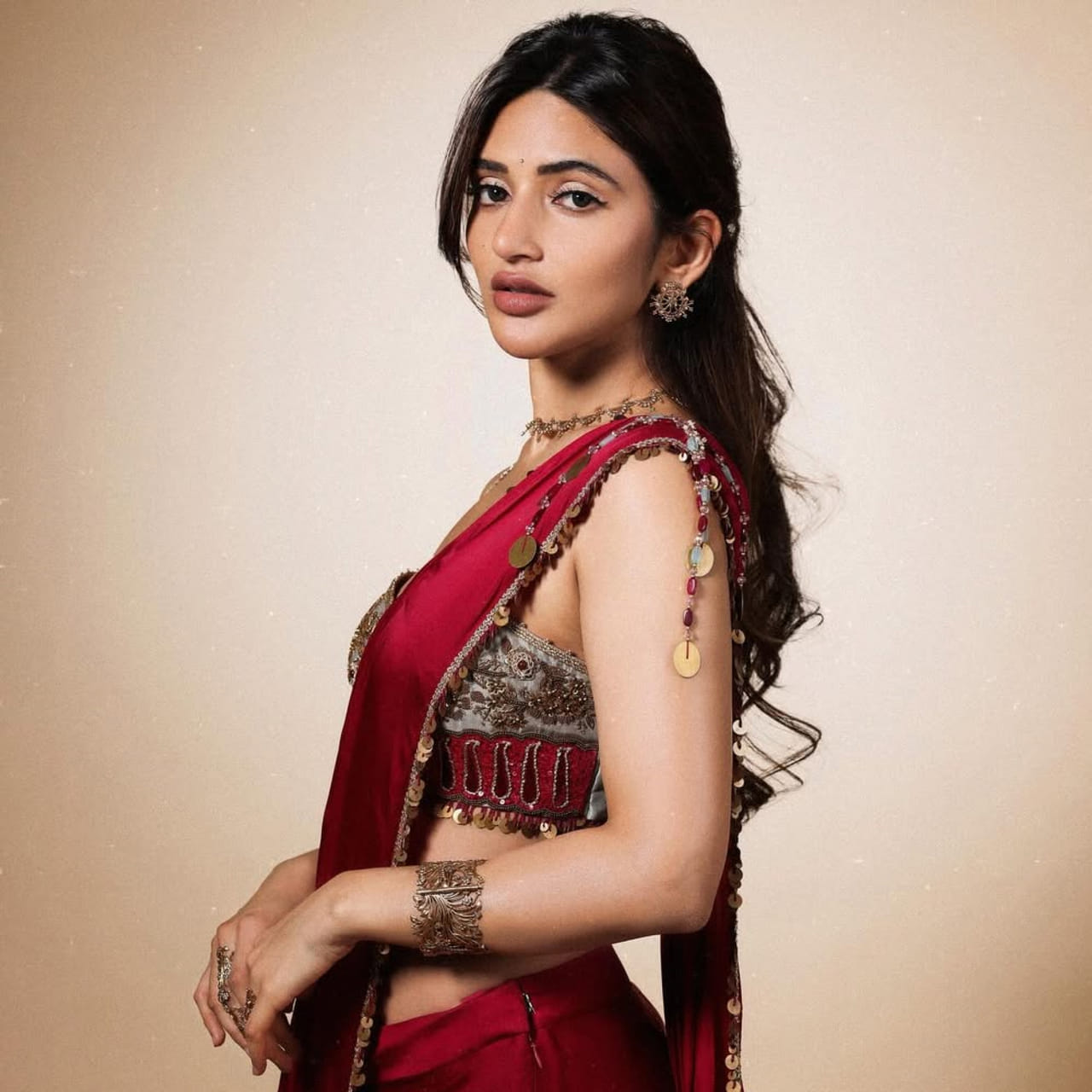 పెళ్లి సందడి సినిమాతో తెలుగు తెరకు కథానాయికగా పరిచయమైంది శ్రీలీల. మొదటి సినిమాతోనే అందరి దృష్టిని ఆకర్షించిన ఈ అమ్మడు..ఆ తర్వాత ధమాకా మూవీతో బ్లాక్ బస్టర్ హిట్ అందుకుంది. దీంతో ఒక్కసారిగా  ఈ బ్యూటీ పేరు ఇండస్ట్రీలో మారుమోగింది. 