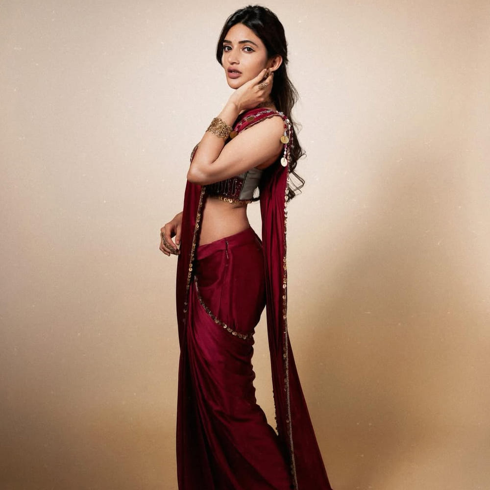 తెలుగులో టాప్ హీరోస్ అందరి సరసన అవకాశాలు దక్కించుకుంటూ.. తక్కువ సమయంలోనే బిజీయెస్ట్ హీరోయిన్ గా మారింది. శ్రీలీల కెరీర్ గ్రాఫ్ ఒక్కసారిగా మారిపోయింది. కానీ ఇప్పుడు ఈ అమ్మడు కాస్త ఒడిదుకుడులతో సాగుతుంది. 